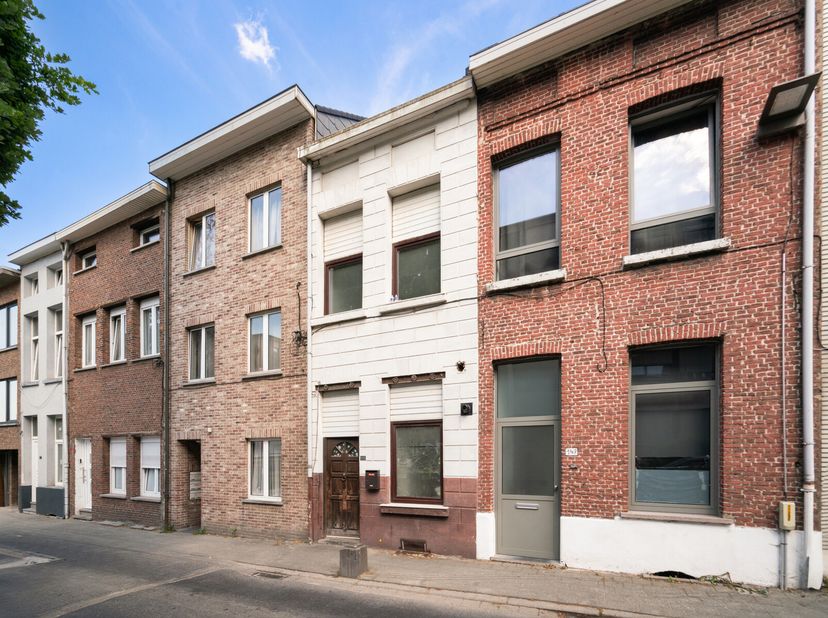 Maison confortable à rafraîchir avec 3 chambres et cour, au centre de Malines !Maison idéale pour ceux qui souhaitent acquérir une maison confortable