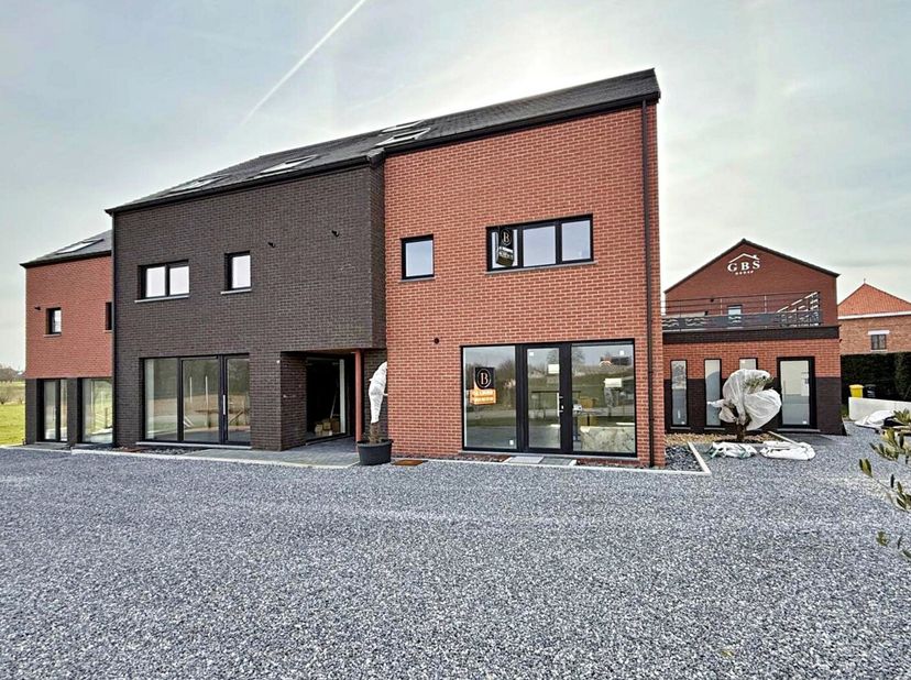 L&#039;Immobilière Borremans vous présente ce magnifique duplex situé au coeur du village de Limont (Donceel).&lt;br /&gt;
Cette nouvelle construction clé sur po