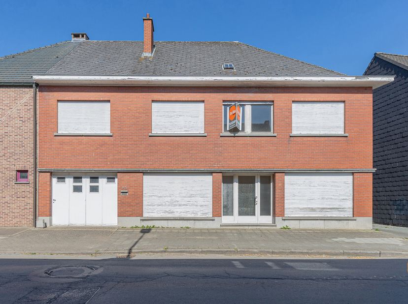 NIEUWERKERKEN - Ruime renovatiewoning met centrale ligging tussen Erpe-Mere en Aalst.&lt;br /&gt;
Dit huis ligt zeer centraal op de rand van Nieuwerkerken,