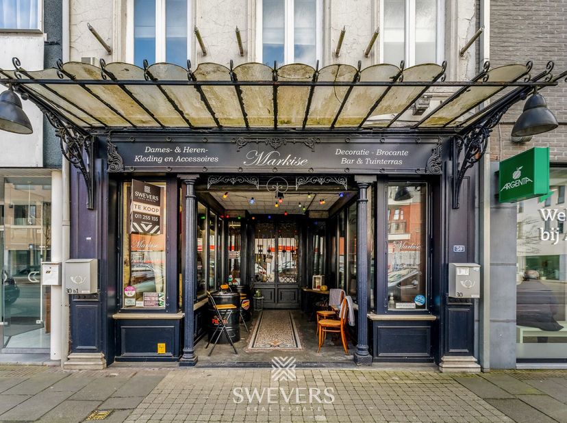 Voor meer info en fotos, surf naar www.swevers.be  In het hart van Leopoldsburg, aan de levendige Koningsstraat, ligt dit handelspand met een bruikbar
