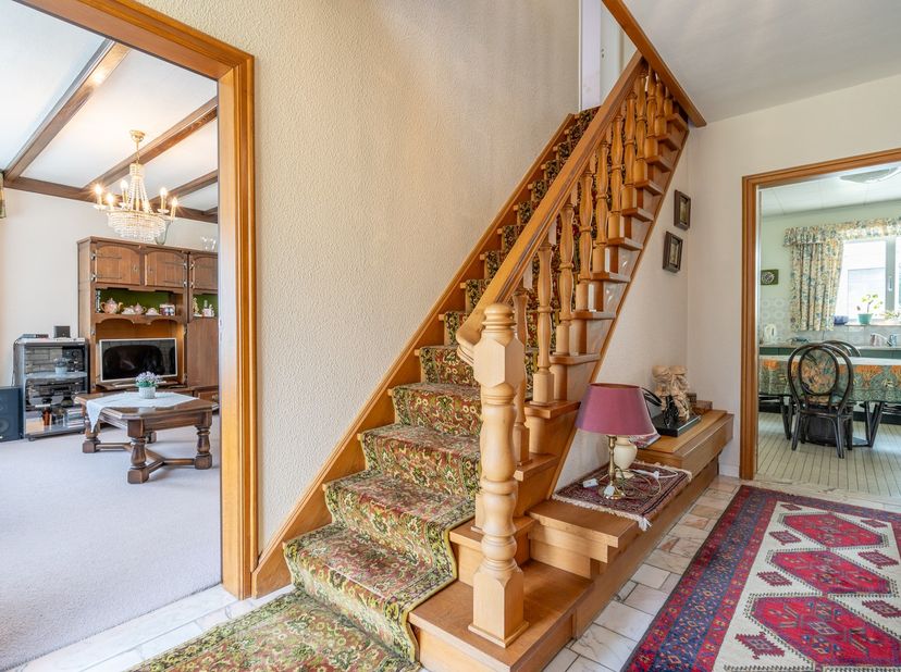 Ben je op zoek naar een woning met veel ruimte, een prachtige groene tuin en eindeloze mogelijkheden? Dan is deze charmante woning in de Hoogstraat 87