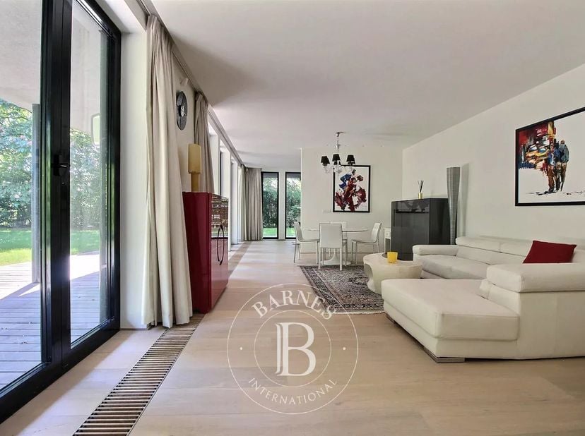 Ukkel - In de uitzonderlijke omgeving van het Parc du Hamoir nodigt Barnes Brussels u uit om dit prachtige, lichte appartement van ongeveer 168m2 (vol