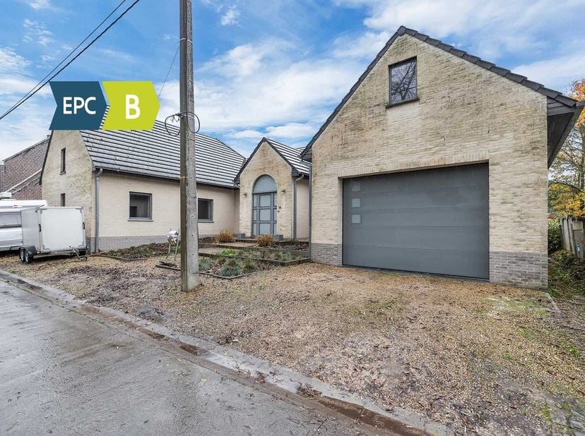 Voor meer info of een bezoek, bel 054 69 39 34 - Op een uiterst rustige ligging in Appelterre bevindt zich deze ruime bungalow (+/- 300 m²). Een grote
