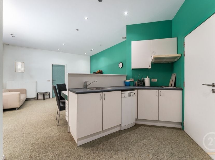 Dit pand biedt de perfecte kans om een ruim appartement te creëren in het hart van Oostende! Met enkele renovaties maak je van dit voormalig handelspa
