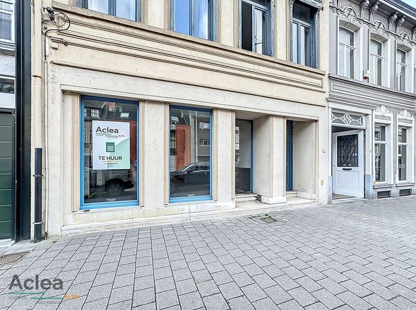 Ben je op zoek naar een handelsruimte met veel potentieel op een topligging in Eeklo? Dit gelijkvloers handelspand biedt je de perfecte kans om jouw z