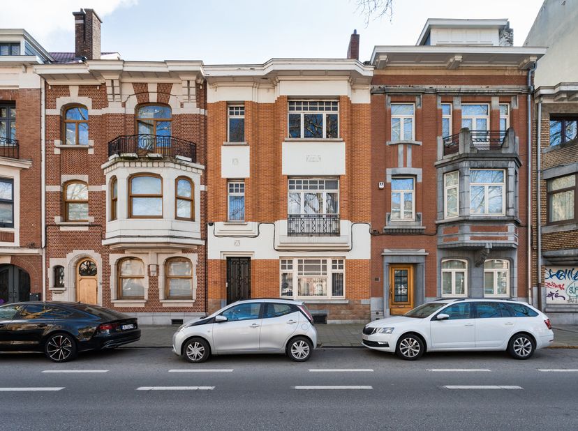 SCHAERBEEK, idéalement située à deux pas du quartier Dailly et  à proximité du parc Josaphat ,spacieuse  MAISON (5ch/2sdb) avec JARDIN construite en 1