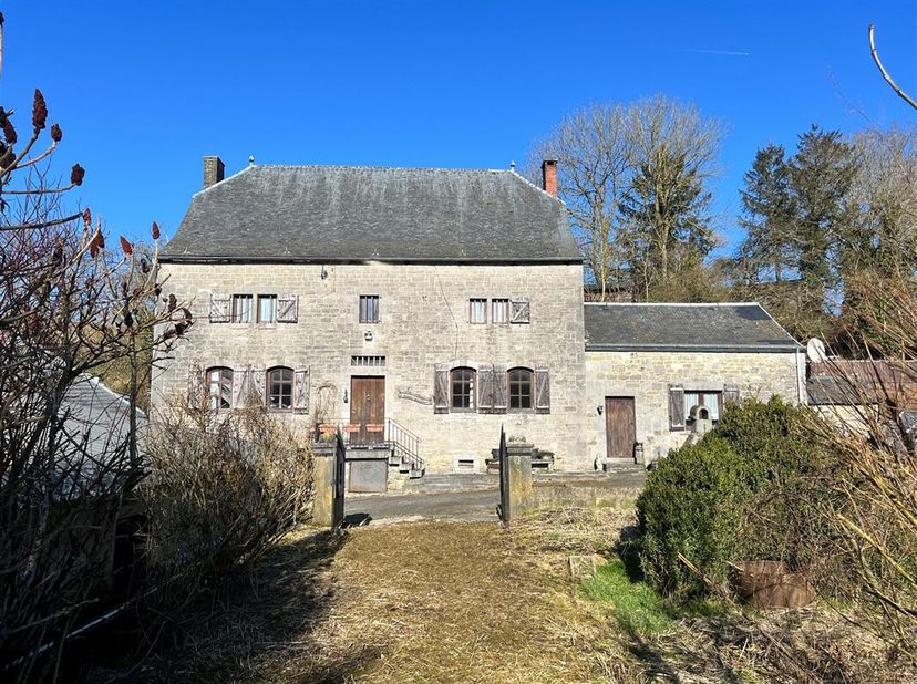 MCA Immobilier vous invite à découvrir ce bâtiment classé à rénover sis à Bonsin. La maison dispose de plusieurs espaces de vie, offrant la possibilit