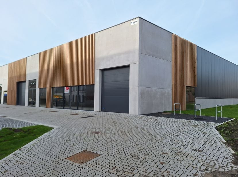 Deze nieuwbouw loods/KMO-unit is gelegen in de Wontergemstraat, nabij het centrum van Dentergem, maar toch heel vlot bereikbaar. &lt;br /&gt;
Specificaties: