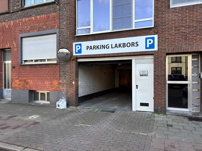 Interessant garagecomplex van +- 1520m²&lt;br /&gt;
Gelegen aan de Lakborslei in Deurne, biedt deze parking een uitstekende locatie voor de verhuur van auto