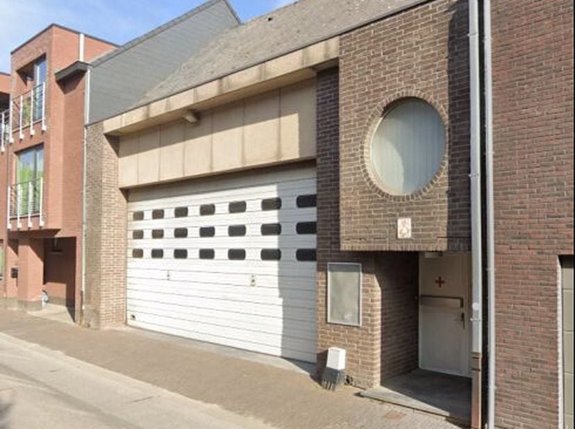 Deze voormalige opslagplaats van de brandweer met een goed bereikbaar magazijn op de gelijkvloers en met diverse ruimtes op de eerste verdieping. &lt;br