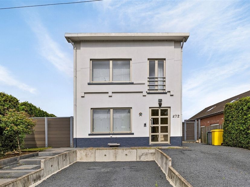 Nous avons l&#039;honneur de proposer à la vente cette maison de 4 chambres à coucher prête à être emménagée et rénovée en 2017 dans un emplacement très ce