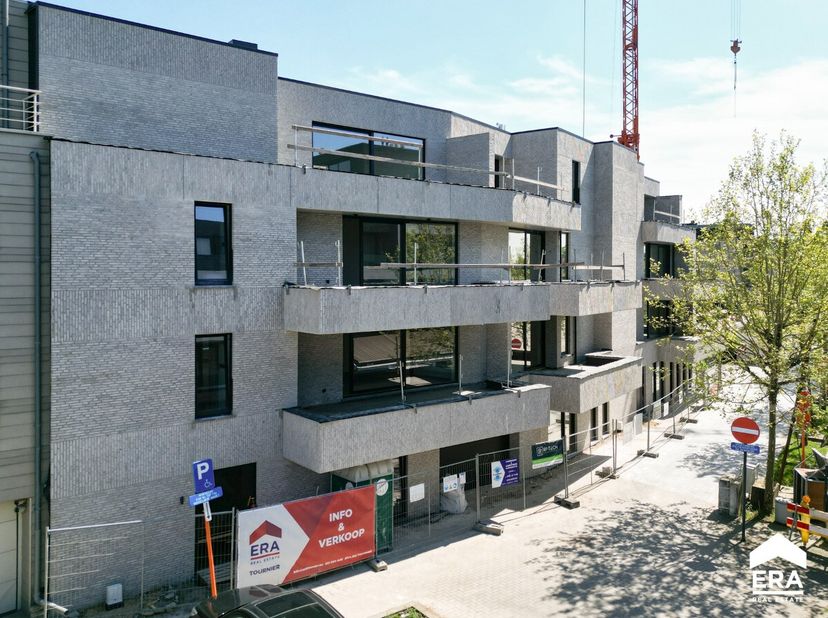 Magnifique penthouse (3ème étage) situé au coeur de Lommel ! Salon et cuisine lumineux 2 chambres et dressing Salle de bain avec douche à litalienne G