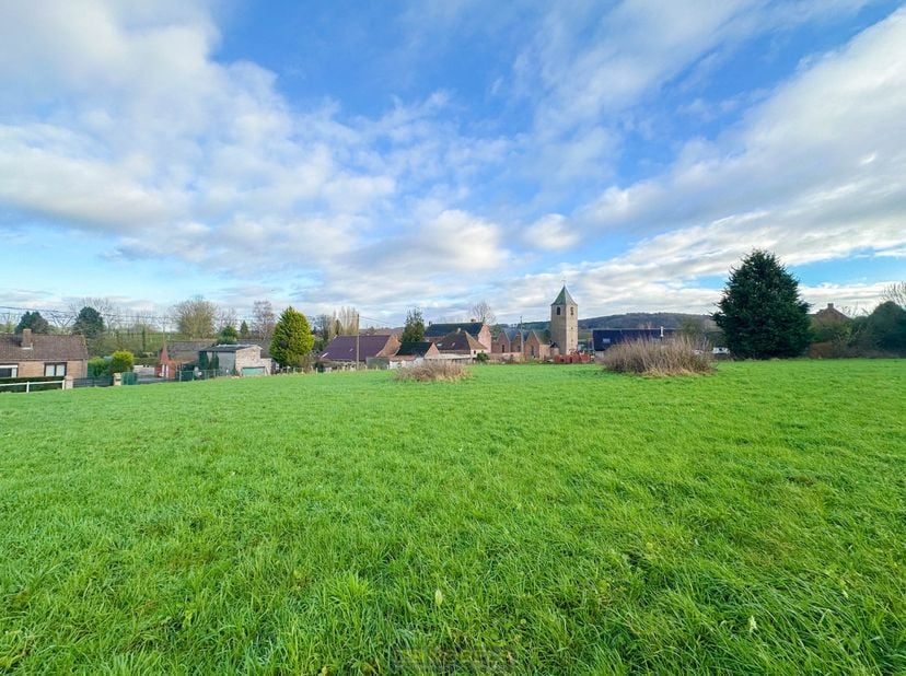 TERRAIN  de 2 093 m² situé dans une IMPASSE dans le magnifique PAYS DES COLLINES et offre LE CALME ET  UNE INTIMITÉ ABSOLUE. L&#039;emplacement offre une V