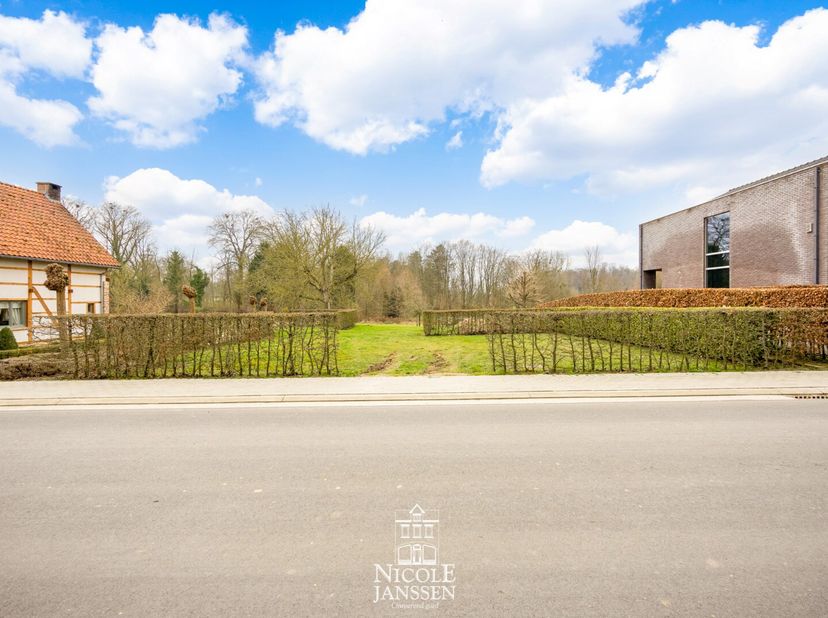 Dit mooi perceel bouwgrond van 07a 75ca ligt in een rustige, landelijke omgeving, ideaal voor wie op zoek is naar ruimte en groen. Geschikt voor open