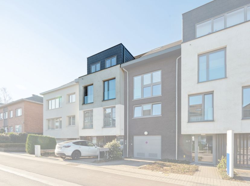 Ruim luxueus duplex-appartement met 3 slaapkamers (120m²) in het centrum van Dilbeek.&lt;br /&gt;
Dit appartement gelegen op de tweede &amp; derde verdieping is