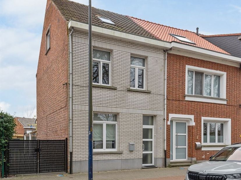 Gerenoveerde Half-open ééngezinswoning met 3 tot 4 slaapkamers, aangelegde tuin en 4 autostaanplaatsen op toplocatie te Kontich!&lt;br /&gt;
Indeling: Inkom