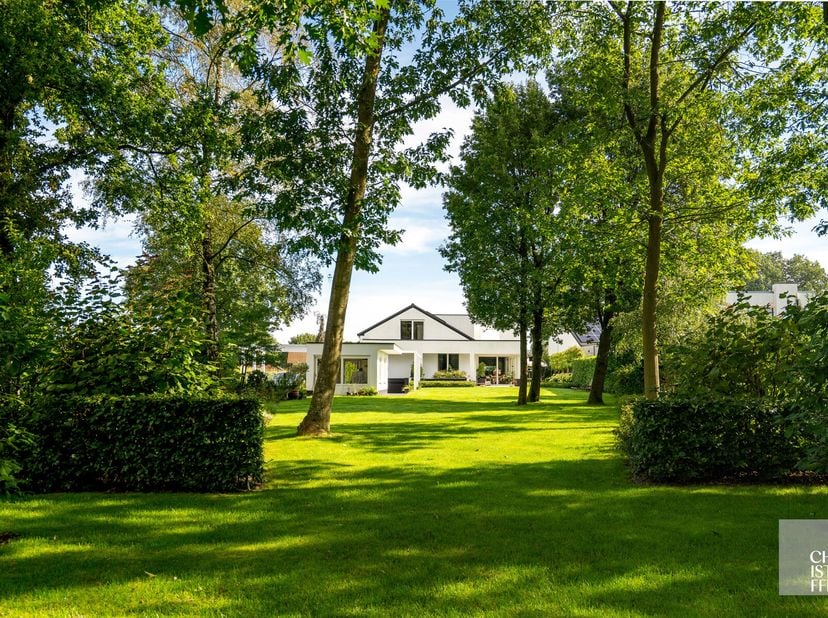 Deze luxueuze instapklare villa bevindt zich in een bosrijke omgeving aan de rand van Lanaken op fietsafstand van het centrum, scholen en sportaccomod