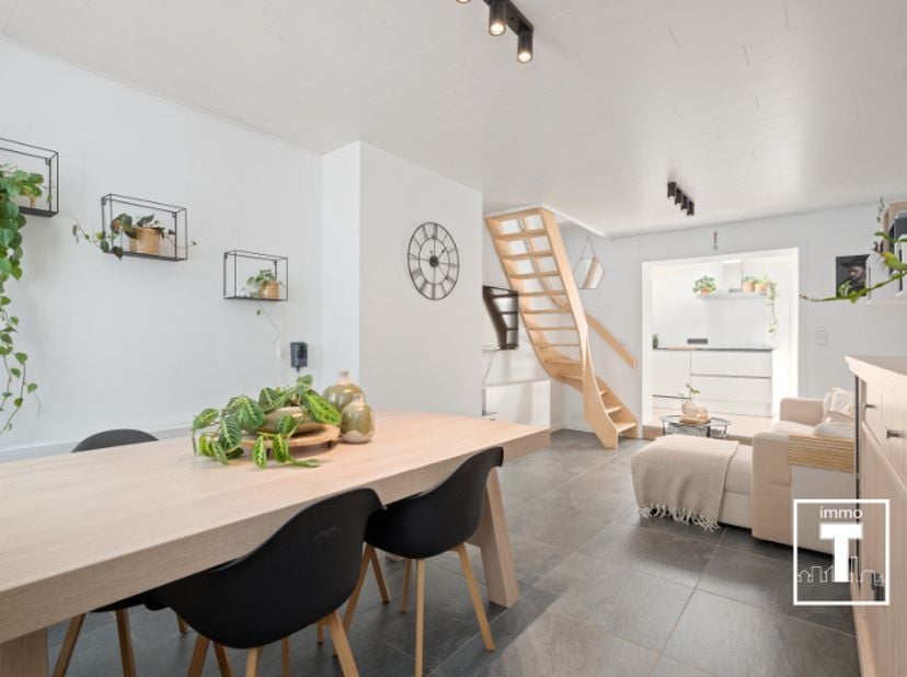 Deze gezellige rijwoning te Wetteren bevindt zich in de nabijheid van de Warande,winkels, scholen en openbaar vervoer. Bovendien profiteert deze wonin