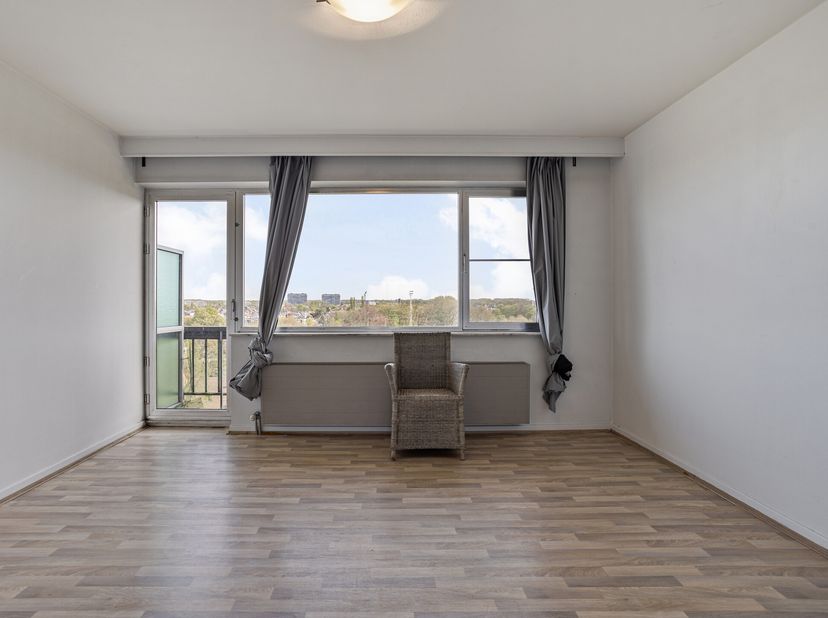 Vous entrez par la porte blindée dans le salon, qui est baigné de lumière grâce à la grande fenêtre. De plus, vous avez une belle vue dégagée et vous