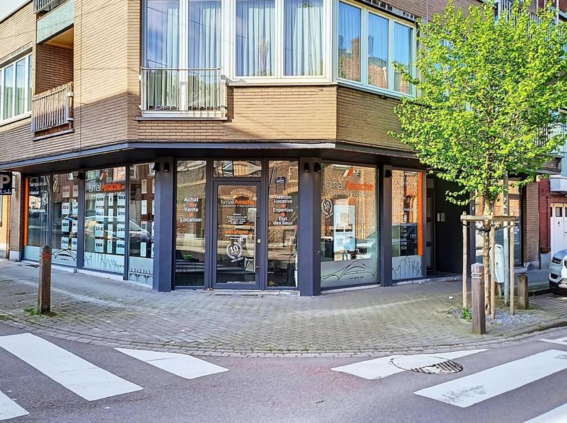 Situé dans la rue principale d&#039;Angleur, agréable et lumineux bureau d&#039;une superficie de 40m². Il se compose d&#039;un espace bureau principal pour 3 postes