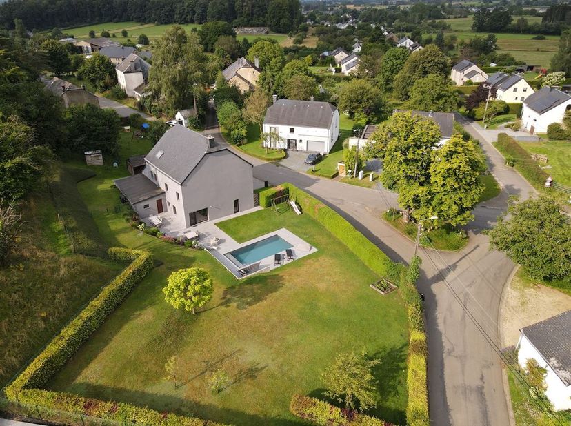 NOUVEAU PRIX: W Immobilière vous propose dans le charmant village de Lottert, une splendide villa avec piscine sur un terrain de plus de 17 ares.  Ce