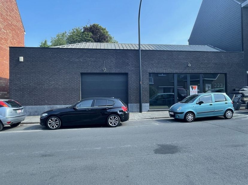 A louer : Entrepôt/commercial avec espace de bureau à Alost. Cette propriété commerciale est située sur une route d&#039;accès à Alost, près de l&#039;autoroute