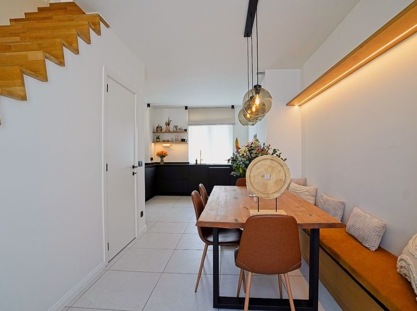 Deze woning werd tot in de puntjes gerenoveerd met oog voor kwaliteit en detail. Alles is tot in de perfectie afgewerkt met duurzame en stijlvolle mat