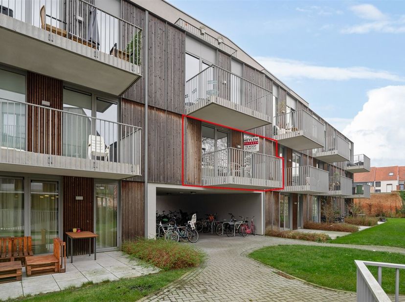 Het energiezuinig appartement is ideaal gelegen in een rustige, toch centrale wijk van Sint-Niklaas, met vlotte toegang tot het stadscentrum en de bel