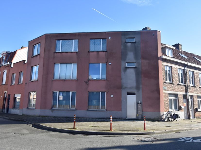 Dit gezellig appartement is gelegen op uiterst gunstige ligging te Assebroek. Hier woont u in de directe nabijheid van winkels, scholen en openbaar ve