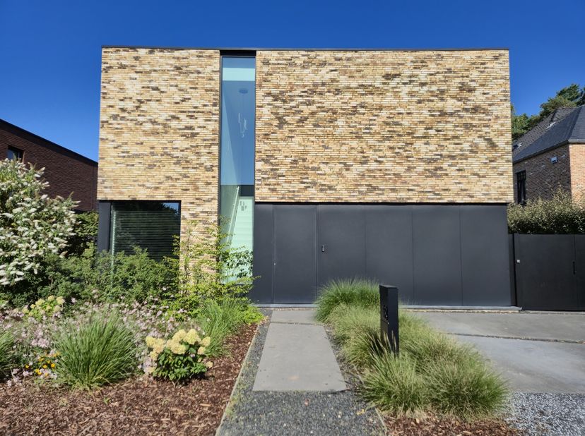 In een groene, doodlopende straat in Keerbergen vind je deze moderne, instapklare en energiezuinige woning (100,74 kWh/m²). Dankzij de gunstige oriënt