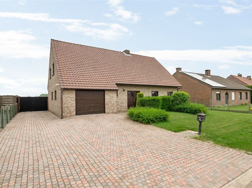 Zeer rustig gelegen woning met 3 à 4 slpks. met vrij uitzicht over de achtergelegen weilanden. Grondopp. ca 996 m².&lt;br /&gt;
Indeling :&lt;br /&gt;
Inkomhal me