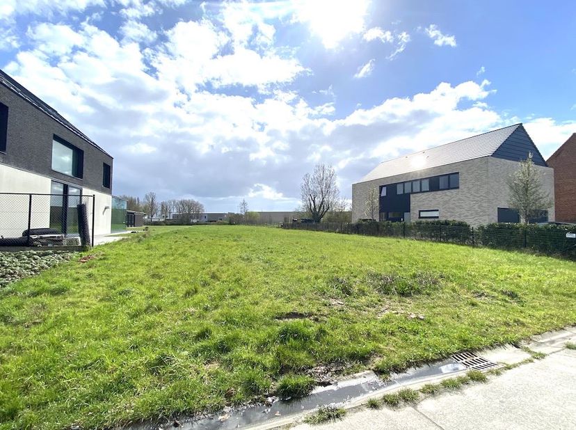 Prachtig perceel bouwgrond geschikt voor het bouwen van een OPEN bebouwing. Totale grondoppervlakte: 1367m2. Perfect ZUIDgericht. Dit riante perceel (