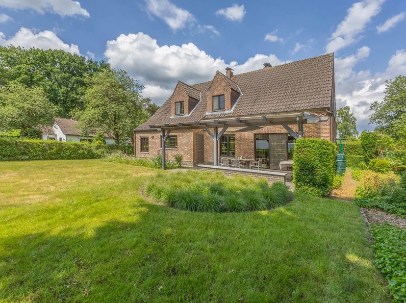 Vrijstaande te renoveren woning op toplocatie in Schilde  Rust, ruimte en potentieel!&lt;br /&gt;
Ontdek deze charmante vrijstaande woning, gelegen in een r