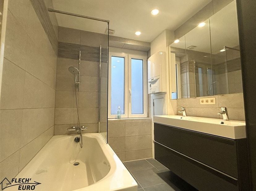 Flech-euro a le plaisir de vous présenter cette maison entièrement rénovée en 2020 de 4 chambres et un jardin. Située à Lambermont elle se présente co