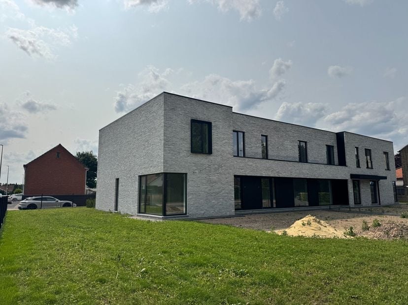 Deze prachtige nieuwbouwwoning van 124m² biedt alle comfort van vandaag in een stijlvolle en energiezuinige uitvoering. De ideale gezinswoning met een