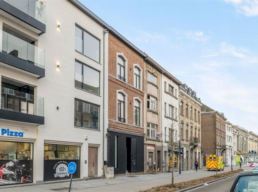 Unieke investeringskans in het hart van Sint-Truiden: Volledige Nieuwbouwrenovatie  &lt;br /&gt;
Ontdek deze buitengewone nieuwbouwopbrengsteigendom in het