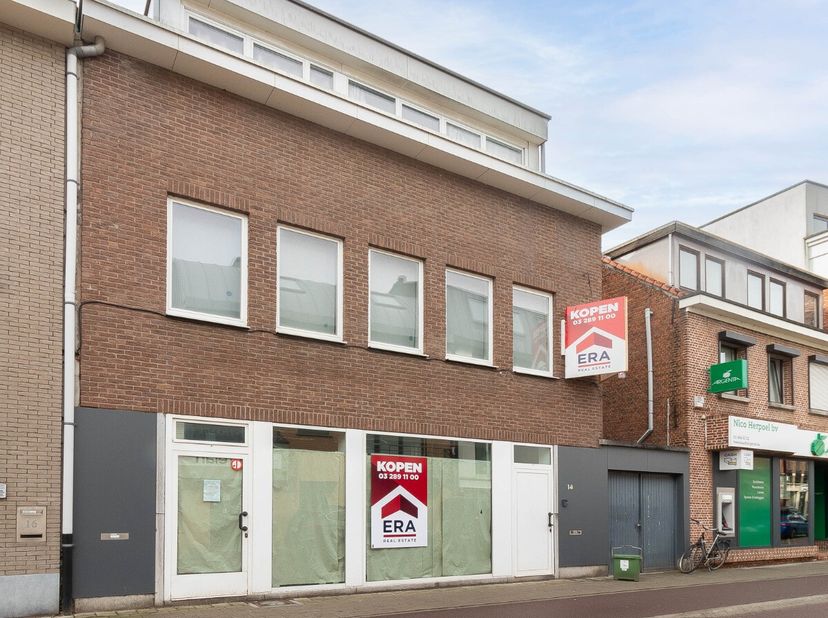 Bent u op zoek naar een veelzijdig pand dat wonen en ondernemen perfect combineert? Dit handelshuis met een ruim appartement biedt een uitstekende kan