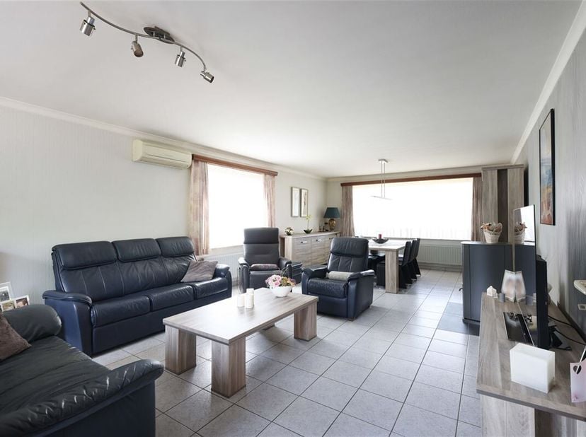 Verrassend ruime gezinswoning met 5 slaapkamers op een knap perceel van 14a 78ca&lt;br /&gt;
Omgeving:&lt;br /&gt;
+ Centrale ligging nabij het stadscentrum van H