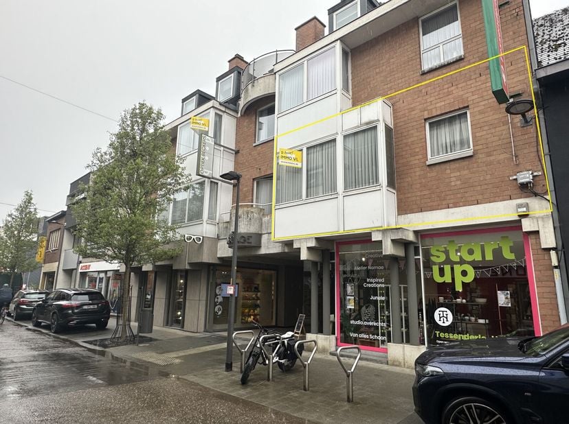 Dit instapklaar appartement bevindt zich pal in het centrum en heeft vanwege de ligging alle voorzieningen zoals openbaar vervoer, winkels, scholen op