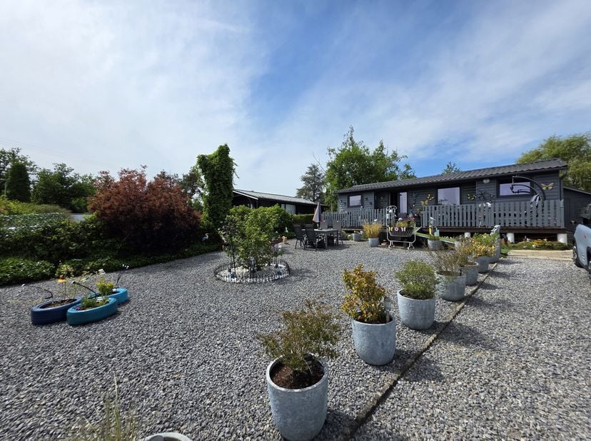 Charmant chalet en bon état d&#039;entretien situé dans le quartier calme du Mayeur à Noiseux, à seulement quelques minutes de Marche-en-Famenne et proche