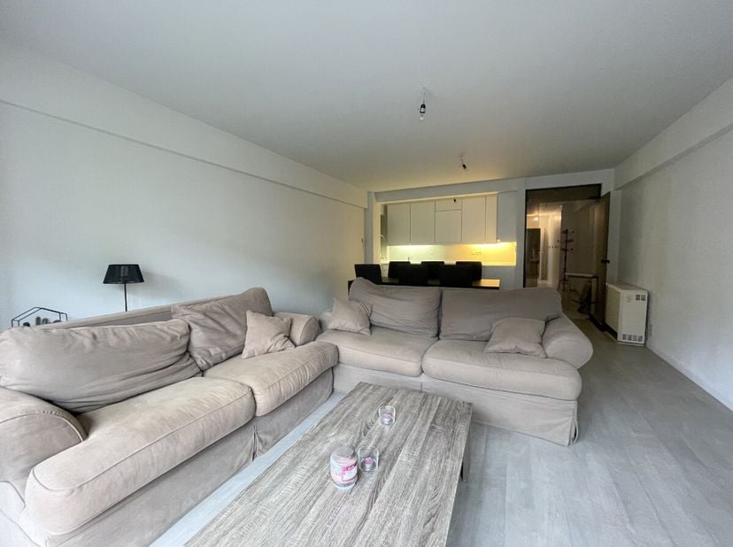 Dit instapklare appartement in het centrum van Kortrijk biedt een unieke kans. Gelegen op een topligging vlakbij alle voorzieningen, winkels én openba