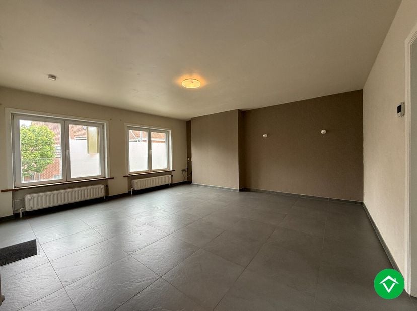 Dit appartement is gelegen op het eerste verdiep in een rustige, centrale straat te Wervik. (geen lift)&lt;br /&gt;
De indeling is als volgt: inkomhal - rui