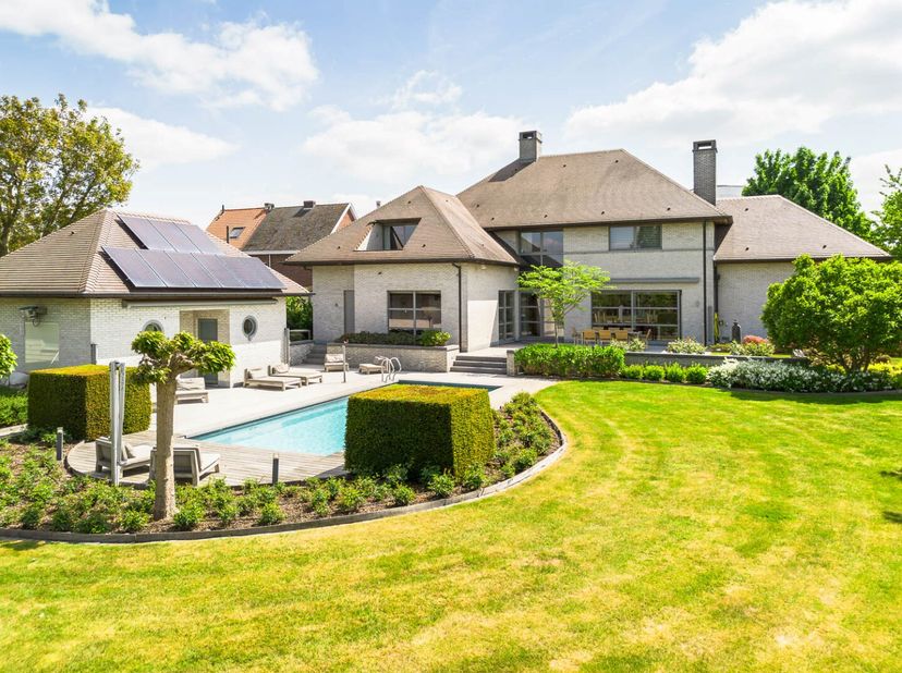 Op een toplocatie in Merelbeke bevindt zich deze hedendaagse en tot in de puntjes onderhouden villa op een perceel van ruim 6.000 m².&lt;br /&gt;
Een combin