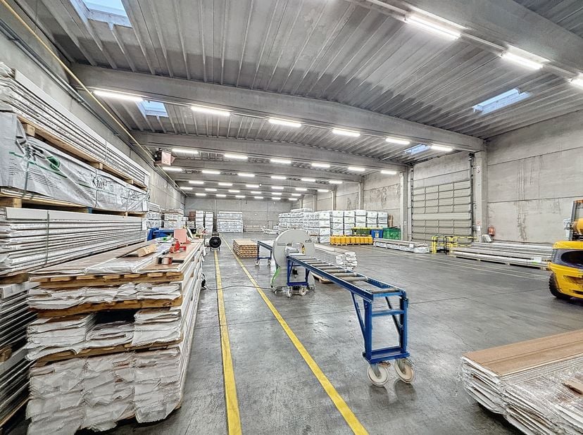 Spécifications:&lt;br /&gt;
- un entrepôt d&#039;environ 1600 m²; &lt;br /&gt;
- 4 quais de chargement&lt;br /&gt;
- hauteur libre 6 m;&lt;br /&gt;
- sol en polybéton;&lt;br /&gt;
- un