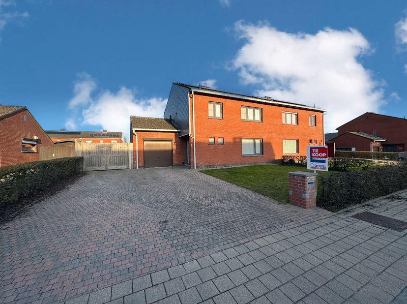 Deze woning is gelegen in een rustige woonwijk met weinig doorgaand verkeer (doodlopende straat). Er kan een dubbele carport geplaatst worden.&lt;br /&gt;
I