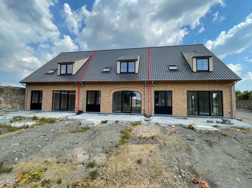 In de Edewallestraat vinden we deze half-open nieuwbouwwoning , afgewerkt met duurzame materialen en zeer praktische ruimtes.&lt;br /&gt;
De woning is als v