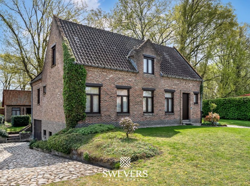 Voor meer info en fotos, surf naar www.swevers.be  In een doodlopende straat in Houthalen-Helchteren ontdek je deze charmante open bebouwing op een pe
