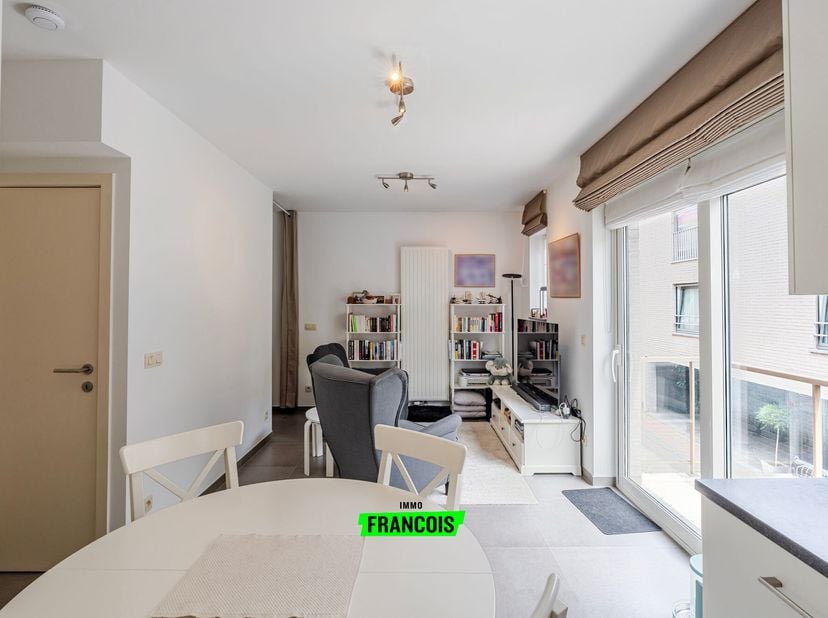 Dit instapklare duplexappartement met een bewoonbare oppervlakte van 60 m² bevindt zich op de eerste verdieping van een kleinschalige mede-eigendom, g