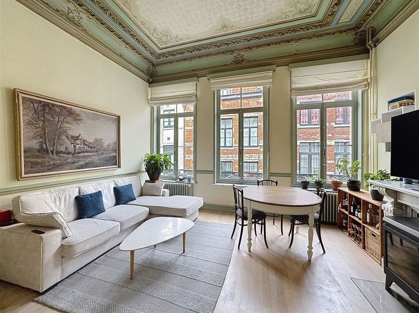 Vlakbij de levendige en historische wijk Zavel - Aantrekkelijk gemeubileerd 2-slaapkamer triplex appartement met kantoor en terras van +/- 115 m² als