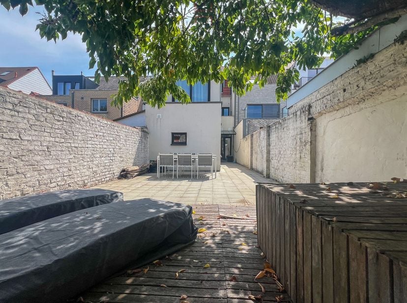 Dit appartement combineert een topligging met hedendaags comfort en is ideaal voor wie centraal maar toch rustig wil wonen.&lt;br /&gt;
Het appartement besc
